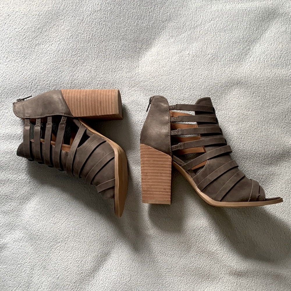 Women's "Report" Heels. Worn once. Comfortable. Easy to put on